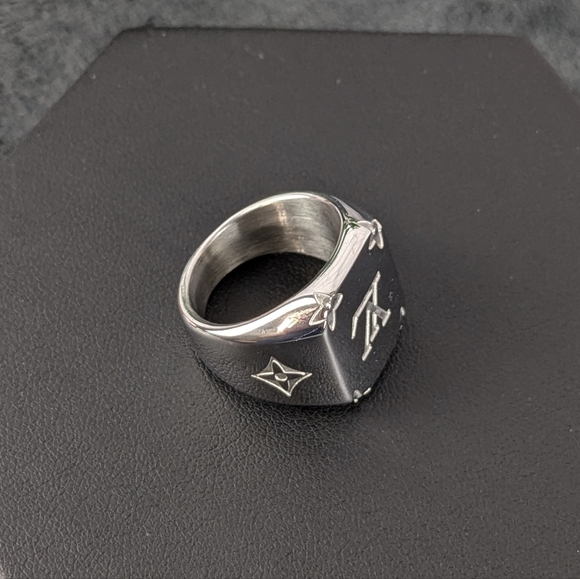 LV Louis Vuitton signature monogram signet ring, large, US7, EU54, N½, 14 unisex - Picture 8 of 14